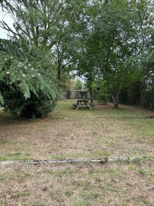 La Lande - Petite Maison Avec Jardin Vendat Buitenkant foto